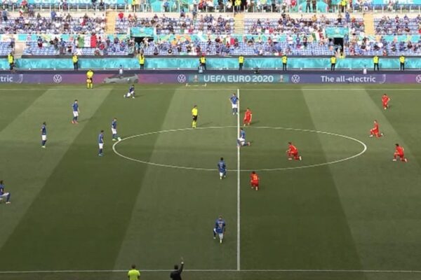 Calciatori inginocchiati prima del fischio d’inizio: il perché del gesto e la polemica sull’Italia