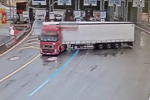 Contromano in autostrada, camionista fermato dopo un chilometro: “Aveva sbagliato strada”