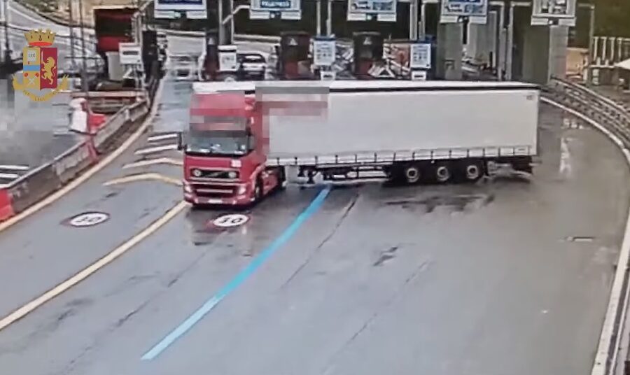 Contromano in autostrada, camionista fermato dopo un chilometro: “Aveva sbagliato strada”