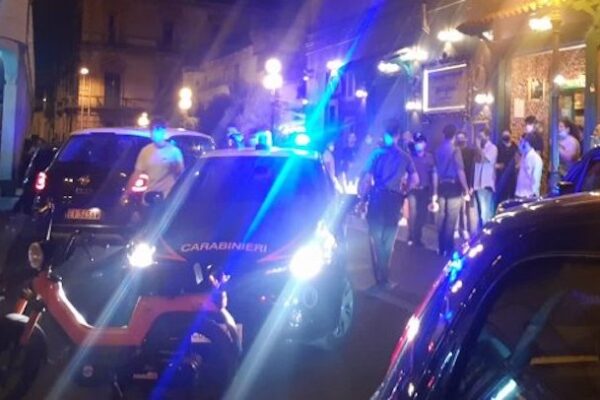 Accoltellato da un coetaneo per difendere la fidanzatina: 14enne ferito alla testa