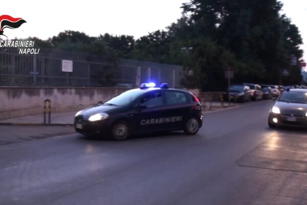 Blitz contro due clan in Campania: 17 arresti per detenzione di armi e droga