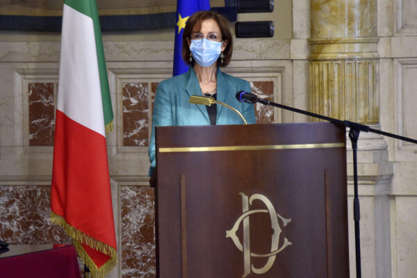 Carceri, Cartabia annuncia la ripresa dei colloqui in presenza e lancia l’allarme: “Sovraffollamento preoccupante”