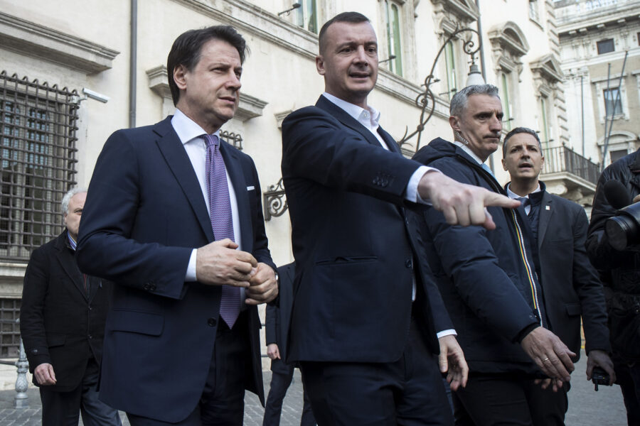 Casalino torna nei 5 Stelle come ‘allenatore’ per chi va in tv: ma il doppio stipendio scatena il malcontento grillino