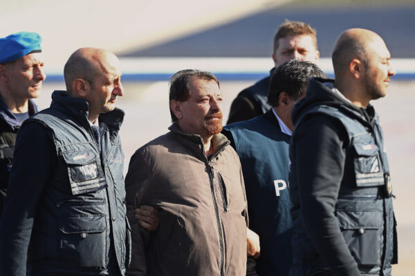 Lo Stato si sta vendicando con Battisti, così ne calpesta la dignità