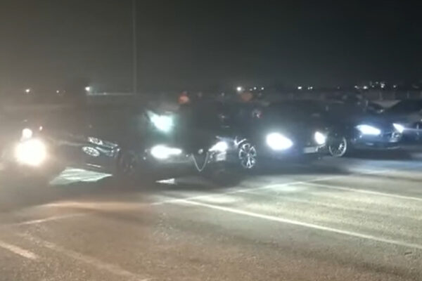 Corse d’auto notturne, il parcheggio del centro commerciale trasformato in pista
