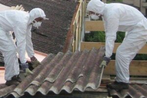 Operazioni di bonifica dell’amianto