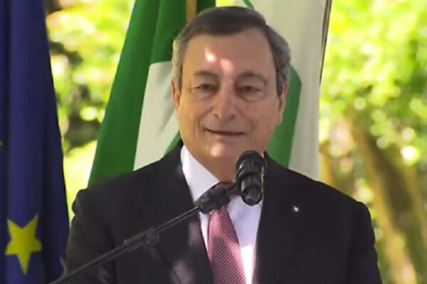 Draghi esce da Roma e vede la ripresa: “Ma serve unità e clima favorevole. Donne e giovani i più colpiti da pandemia”