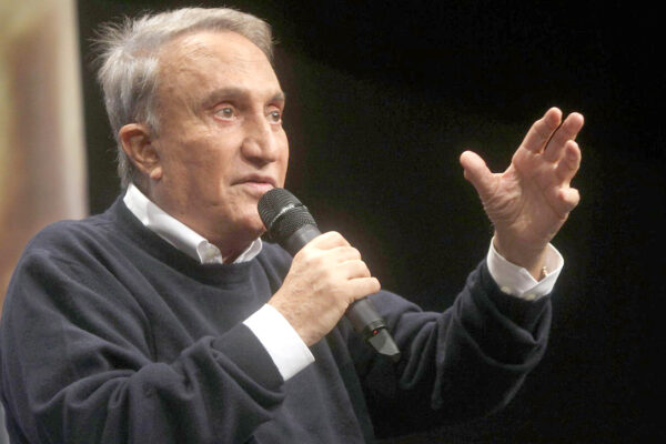 Silvio Berlusconi, alla notizia della sua morte l’ironia macabra dei social si abbatte su Emilio Fede