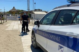 Ostia, blitz dei vigili: controlli e chiusure dei locali Ostia, blitz dei vigili: controlli e chiusure dei locali
