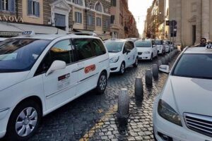 Roma, ecco le nuove tariffe taxi: corse più care ma servizio migliorato Roma, ecco le nuove tariffe taxi: corse più care ma servizio migliorato