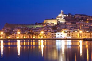 Sparatoria tra italiani durante festa in villa a Ibiza: due feriti, uno è gravissimo