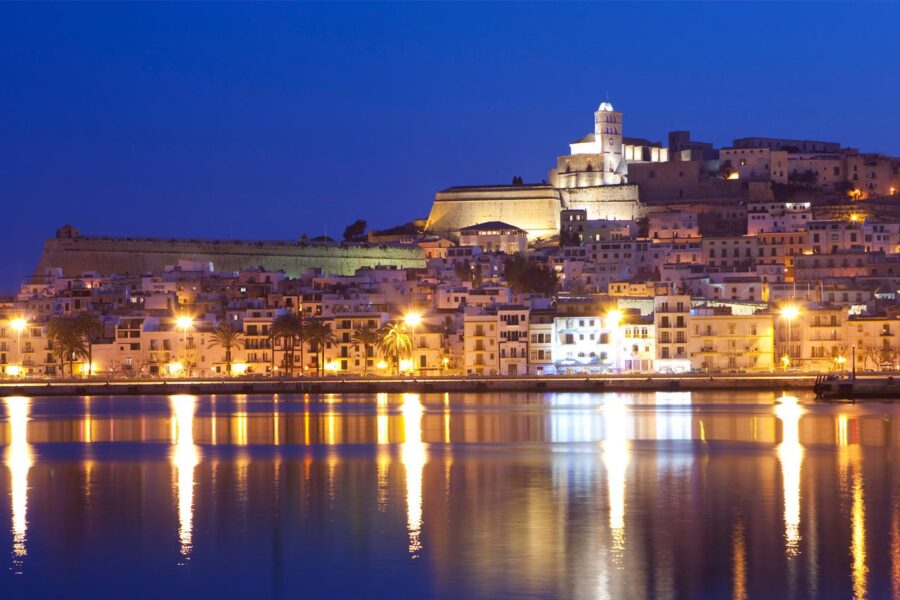 Sparatoria tra italiani durante festa in villa a Ibiza: due feriti, uno è gravissimo