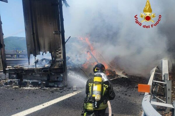 Schianto tra mezzi pesanti sull’A1, tir va in fiamme: camionista gravemente ustionato