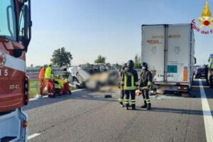 Scontro furgone-tir, dramma in autostrada tra A1 e A21: cinque morti nell’impatto