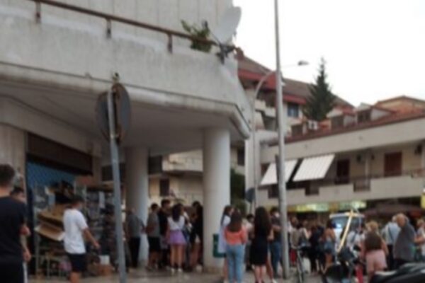 Investita da una microcar, muore mamma di 40 anni: la figlia di 5 anni salva per miracolo Investita da una microcar, muore mamma di 40 anni: la figlia di 5 anni salva per miracolo