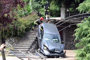 Un’auto è uscita di strada e ha investito un bambino di 3 anni che è stato portato in gravi condizioni in ospedale con l’elisoccorso, Paderno Dugnano (Milano), 2 giugno 2021. L’uomo al volante della vettura ha perso il controllo del mezzo che è finito fuori strada travolgendo il bambino, portato in codice
rosso all’ospedale Papa Giovanni di Bergamo. Ferito in modo meno grave anche l’autista della macchina. Sul posto l’Areu, i vigili del fuoco e i Carabinieri.
ANSA/ SERGIO PONTORIERO Un’auto è uscita di strada e ha investito un bambino di 3 anni che è stato portato in gravi condizioni in ospedale con l’elisoccorso, Paderno Dugnano (Milano), 2 giugno 2021. L’uomo al volante della vettura ha perso il controllo del mezzo che è finito fuori strada travolgendo il bambino, portato in codice
rosso all’ospedale Papa Giovanni di Bergamo. Ferito in modo meno grave anche l’autista della macchina. Sul posto l’Areu, i vigili del fuoco e i Carabinieri.
ANSA/ SERGIO PONTORIERO