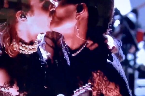 I Maneskin scuotono la Polonia, bacio gay nel live in tv: “L’amore non è mai sbagliato”