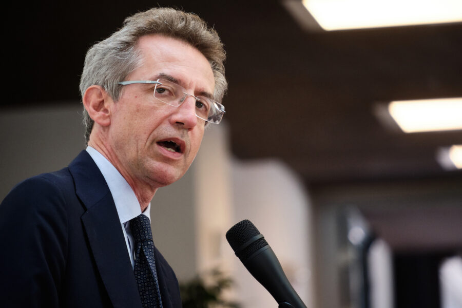 Manfredi juventino? Poco male, il guaio è il suo silenzio su de Magistris