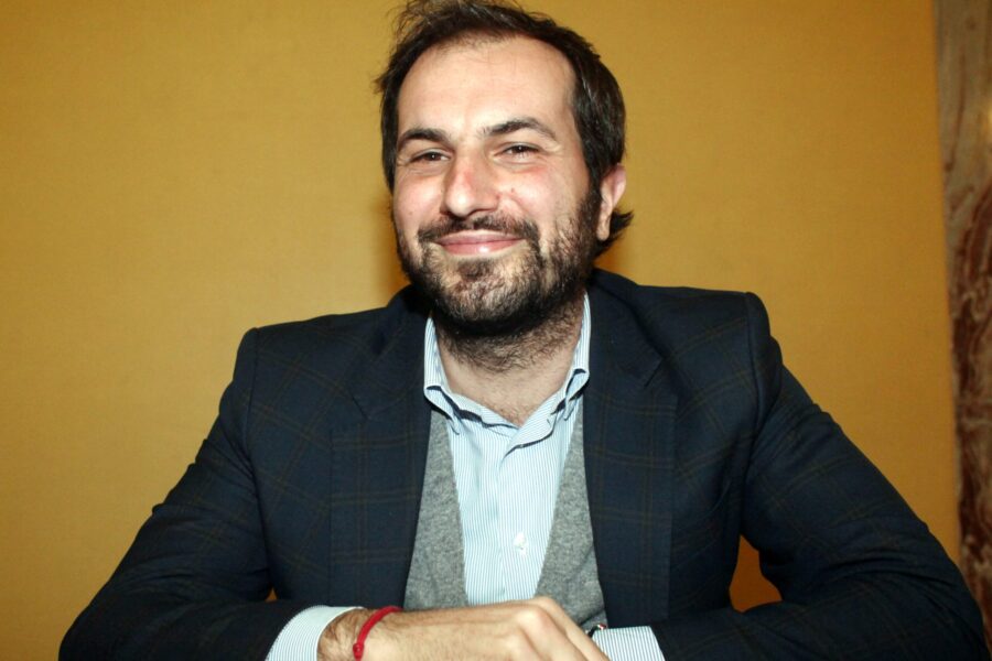 Deputato Pd Sarracino lasciato al buio e al gelo, congresso-ring a Gragnano: nel chiostro della chiesa trionfa Schlein