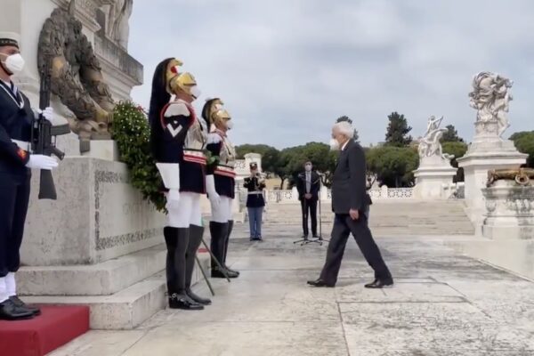 Festa della Repubblica, il messaggio di Mattarella: “Grati a chi ha sacrificato propria vita per l’Italia”