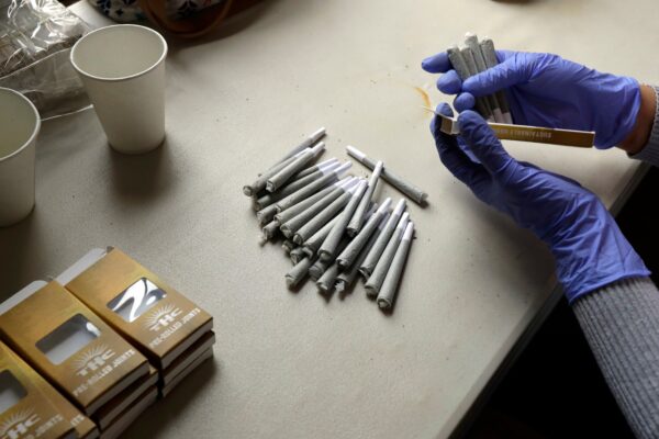 Canna di marijuana o birra a chi si vaccina, così gli Stati Uniti incentivano i cittadini