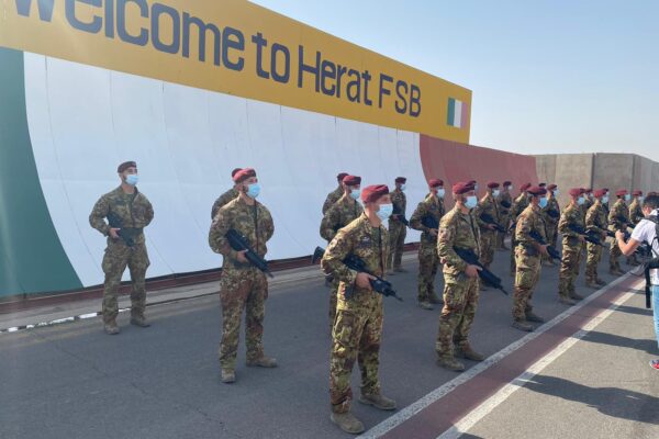 L’Italia lascia l’Afghanistan dopo 20 anni: bandiera ammainata nel Paese che rischia di tornare in mano ai Talebani