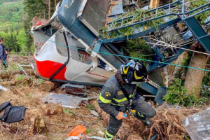 Come è caduta la funivia del Mottarone, perché si è spezzato il cavo che ha causato la strage