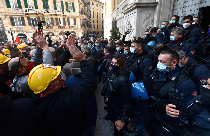I caschi tolti davanti agli operai è come inginocchiarsi di fronte a chi soffre