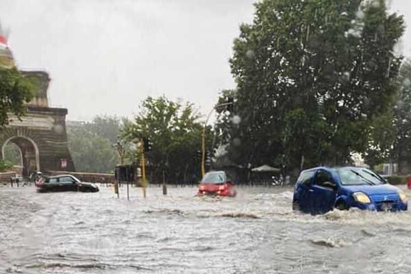 Roma, incinta all’ottavo mese resta bloccata dagli allagamenti durante il temporale