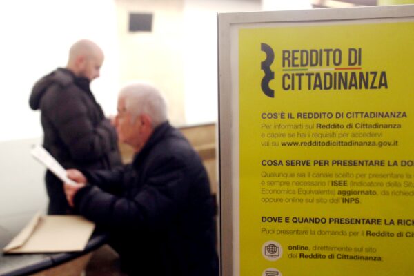 Reddito di cittadinanza ‘abusivo’: oltre 50 milioni nelle tasche di evasori, condannati e proprietari di ville e auto di lusso Reddito di cittadinanza ‘abusivo’: oltre 50 milioni nelle tasche di evasori, condannati e proprietari di ville e auto di lusso