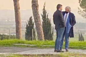 Renzi e l’incontro con Mancini in autogrill, la foto studiata dalla prof vicina ai servizi segreti e la gioia di Ranucci nel prepensionare lo 007: tutte le domande senza risposta