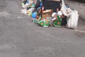 Emergenza rifiuti a Roma, non si placano le polemiche: la città è sempre più sporca