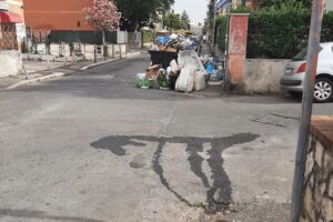 Emergenza rifiuti a Roma, non si placano le polemiche: la città è sempre più sporca