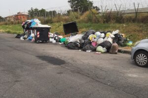 Emergenza rifiuti a Roma, non si placano le polemiche: la città è sempre più sporca