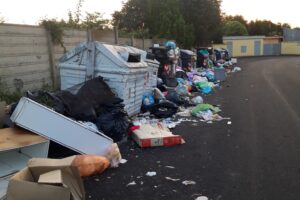 Emergenza rifiuti a Roma, non si placano le polemiche: la città è sempre più sporca