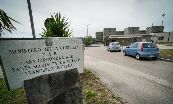Tensione al carcere di Santa Maria Capua Vetere, la denuncia degli agenti: “Detenuti in rivolta, devastata sezione”