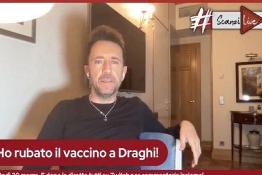 “Scanzi ha saltato la fila per il vaccino, ma non è reato”, la procura di Arezzo chiede l’archiviazione