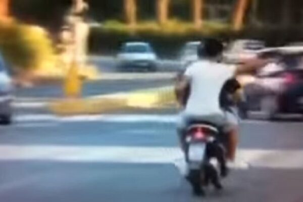 A 15 anni in giro su uno scooter rubato e con una pistola giocattolo: inseguimento con la polizia