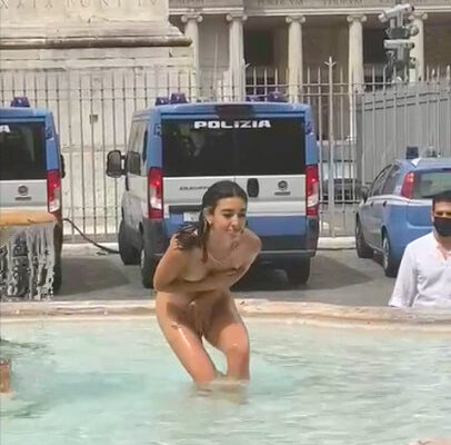 La turista fa il bagno nuda