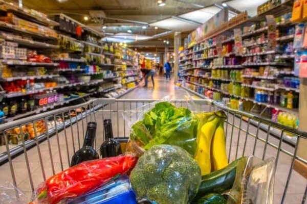 Inflazione, protocollo d’intesa per tre mesi a prezzi calmierati, ma l’Unione Consumatori attacca: “È un’operazione di marketing”
