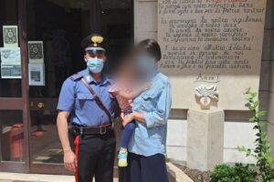 La bimba salvata dal temporale in visita alla caserma dei carabinieri: “Siete i miei angeli”