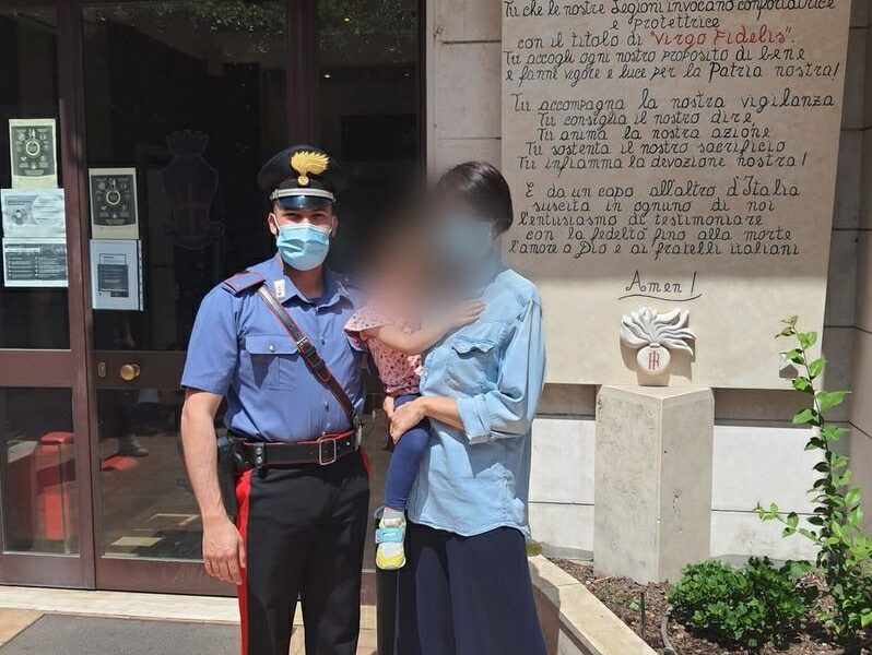 La bimba salvata dal temporale in visita alla caserma dei carabinieri: “Siete i miei angeli”