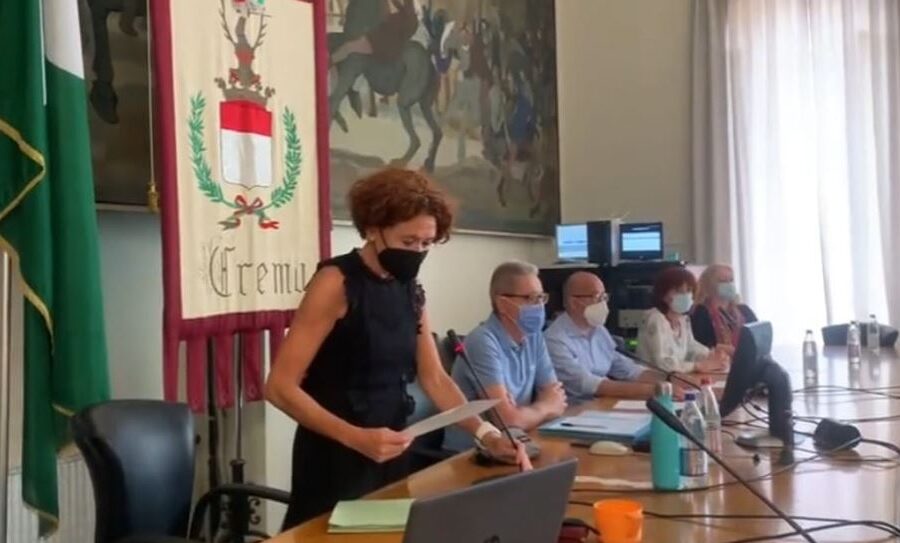 Sindaca indagata perché un bimbo si schiaccia un dito all’asilo: l’assurda storia di Stefania Bonaldi