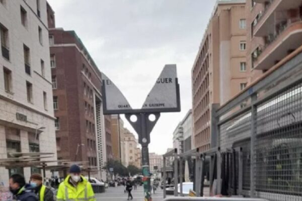 Distrutta la targa di Berlinguer, altro sfregio a 37 anni dalla morte Distrutta la targa di Berlinguer, altro sfregio a 37 anni dalla morte