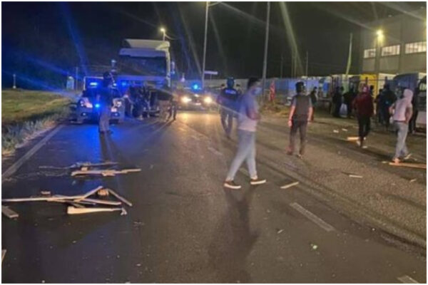 Contro gli operai licenziamenti, botte e taser