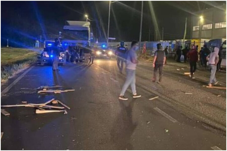 Contro gli operai licenziamenti, botte e taser