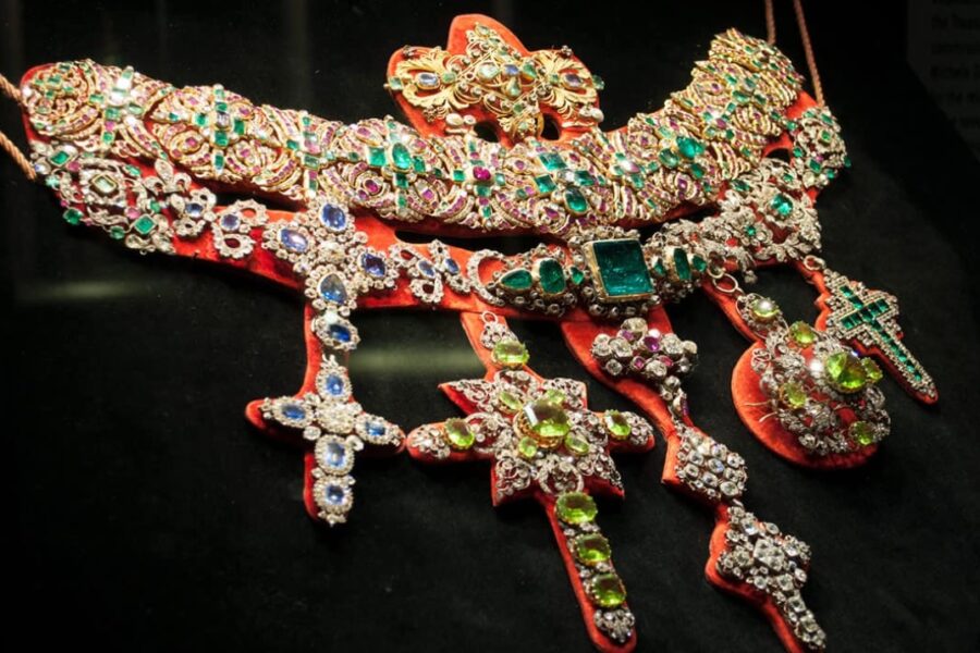 Il Tesoro di San Gennaro incanta la Francia, aperta la mostra voluta da Macron