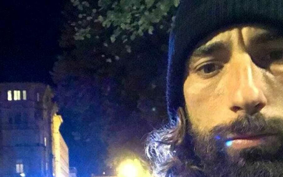 Brumotti aggredito a Napoli: lapidato con sassi e petardi. Stava documentando lo spaccio a Ponticelli per ‘Striscia la notizia’