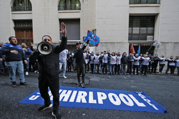 Blocco dei licenziamenti, nuovo decreto per il rinvio nei settori in crisi: stop anche per le cartelle esattoriali