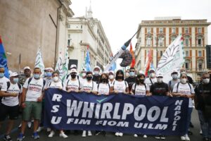Vertenza Whirlpool Napoli, slittano i licenziamenti